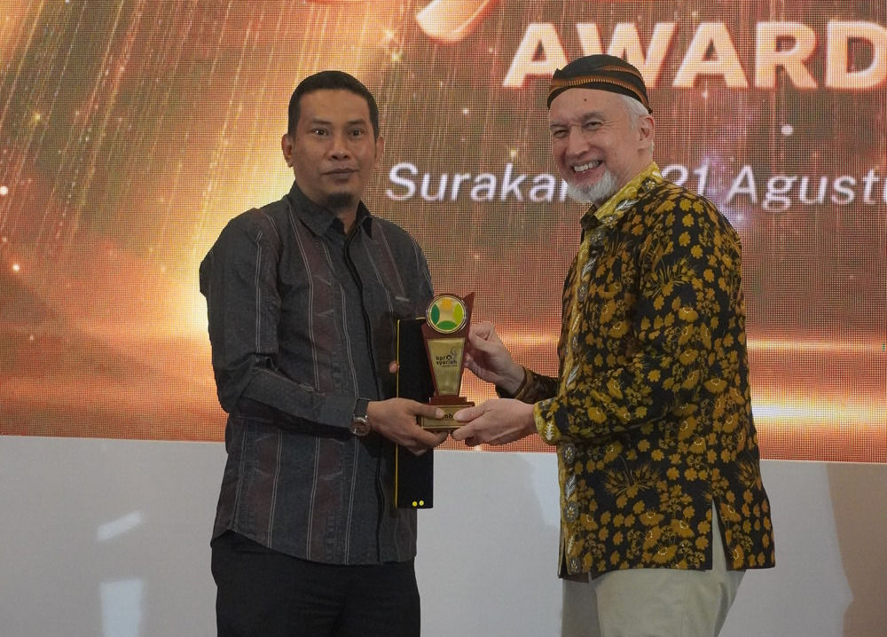 Foto:&nbsp;Direktur Utama BPRS Babel, Chairul Ichwan saat menerima penghargaan dari&nbsp;Adiwarman Azwar Karim Ahli Ekonomi Syariah dalam acara Anugerah BPR Syariah Award 2026.